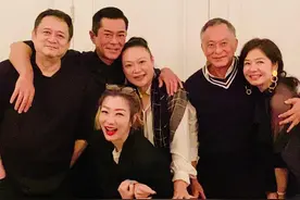 郑秀文参加聚会，杜琪峰紧搂钟楚红关系好，古天乐手搭杜太太肩膀图片