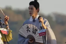 一下征服了7位大龄姐姐，这个186的24岁花美男究竟有何魅力图片