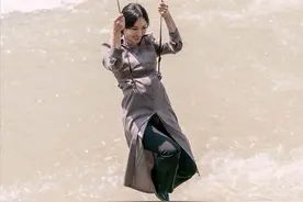 《顶楼》演员金素妍新戏花絮曝光，水上吊威亚吓人，连衣裙秀身材图片