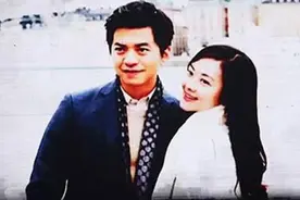 李健与妻子罕见同框秀恩爱，女方清华博士身材发福，手牵手好恩爱图片