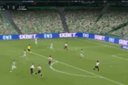 武磊空门不进引众怒！球迷指出细节：被扑后居然用手都没打进图片