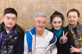 赵本山的四个孩子：球球成网红，赵玉芳已嫁人，大儿子去世26年图片