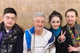 赵本山的四个孩子：球球成网红，赵玉芳已嫁人，大儿子去世26年图片