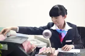 工资到账就“转出”？银行高管透露：银行受影响，但储户影响更大图片