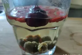 冬天买点红枣这样炒一炒，做成红枣桂圆枸杞茶喝，补气补血身体好图片