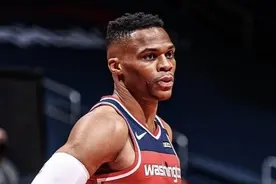 就在今天，一项尘封53年的NBA纪录，被现役三双王完成了图片