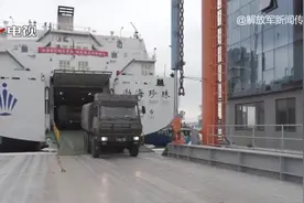 40秒！解放军用民船投送两栖装甲作战群，客滚船展现强大装卸能力图片