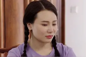 年轻小保姆被儿媳辞退，换了一个老保姆：爸，别老不正经图片