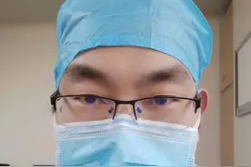 惊呆！超市里他突然摘掉口罩，接下来的举动让围观的人太意外图片