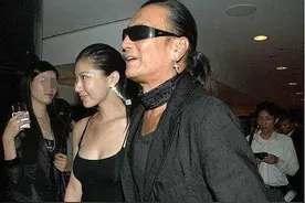 娱乐圈7对“老夫少妻”，各有各的目的，相差最大的都能叫爷爷了图片