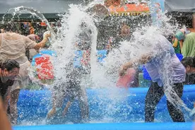 泼水还能这么玩?小沟背狂欢泼水节震撼来袭！图片