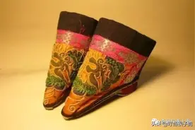 古代世界三大陋习：中国裹脚、欧洲束腰。。图片