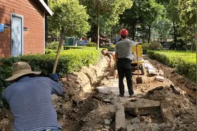 西安这个街心花园内破损的道路开始修复了图片