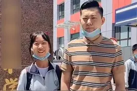 “冻龄老爸”接女儿放学，被老师误认是早恋，还被搭讪喊小哥哥图片