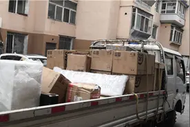 上海德邦快递疑似在监控盲点私拆顾客快递，回应：不存在违规图片