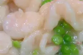 家常滑炒虾片，虾肉洁白鲜嫩软滑、青豆翠绿清香回甜图片
