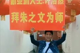 大衣哥还有心情踩高跷扮猩猩，你家大门又被人砸了图片