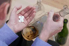 健康科普 | 服药后又饮酒，双硫仑样反应很致命！图片
