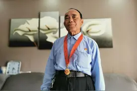尽显英雄本色！84岁老党员不忘初心 退伍不褪色图片
