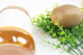 脸上暗黄无光，一个猕猴桃+蜂蜜，补充水分，白皙光滑