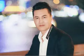 65岁吕良伟大秀恩爱，与小15岁娇妻似父女，巫启贤罕见露面认不出图片