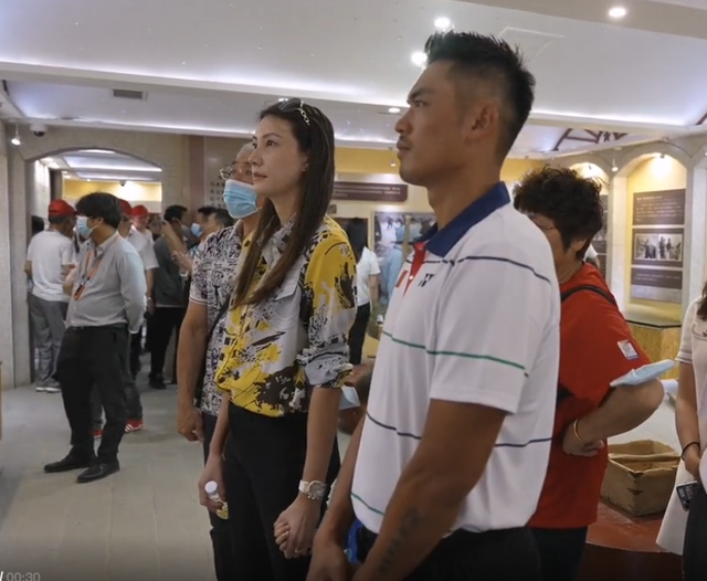 林丹娇妻谢杏芳罕秀恩爱，与林丹现身史馆惹人羡，俩人却表情淡漠