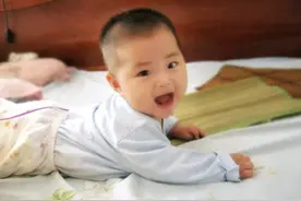 宝宝多大会“翻身”？若是早于这个月份，说明娃大脑发育不错图片