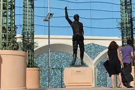为什么会有众多法国人学习毛主席思想，甚至为毛主席塑像？图片