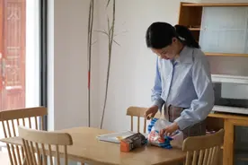 民宿美女老板为省钱，打扫消毒做饭一人搞定，做甜品送外卖自救图片