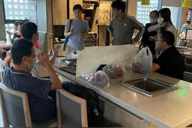 暴雨之夜，郑州餐饮人的后援模式：亮一盏夜灯，不做生意，只为给无法归家的人一线希望图片