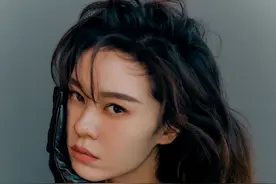 她选秀无缘前三却比冠军还红，今穿粉色抹胸裙，秀漫画腿美成少女图片