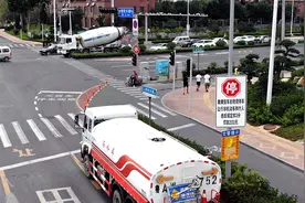 罚款200扣3分！“黄牌货车右转必停让行”专用抓拍系统启用图片