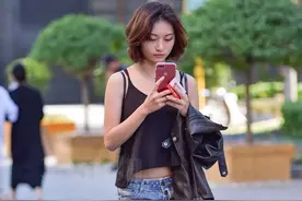 超短裤的街头达人图片