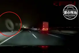 惊险！货车高速行驶中，突然掉落2个轮胎，直接砸中后方来车图片