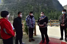 “当代女愚公”、全国三八红旗手标兵邓迎香，防疫不放松田间抢丰收图片