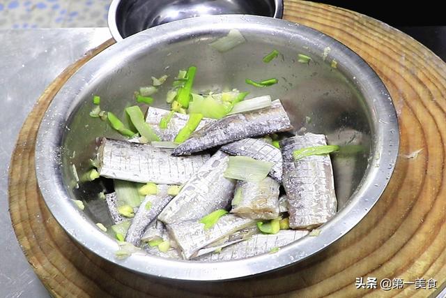 不管炸啥鱼，都不能直接下锅炸！教你正确做法，焦香不腥不破皮