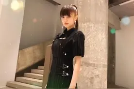 李小璐毛坯房里拍照，扎高马尾秀大长腿，摆超酷pose又美又飒图片