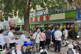 防疫加强，郑州商超是否能够保障供应？多家大型超市：目前货源充足，大家不必恐慌性囤货图片