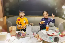 拜见岳父！杨鸣罕见晒娃惊呆网友 一儿一女颜值超高抢镜图片