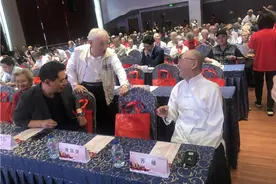 “老儿郎”背着书包快乐上学堂图片