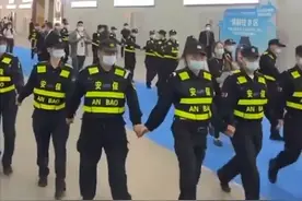 高圆圆出行阵仗大，超30位保安手拉手围人墙保护，无人围观显尴尬图片