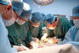 90后孕妈怀双胞胎意外摔倒，路人赶紧帮忙送医，医生发现惊喜图片