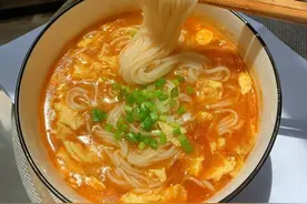 家常面条做法，西红柿鸡蛋面，简单美味营养，汤都喝光，试试吧图片