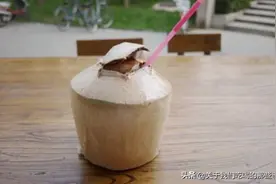 都是椰汁，为啥椰子里的是无色的，而卖的却是奶白色？看完涨知识图片