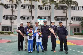 这一幕火了！俩孩子鞠躬致谢礼让斑马线车辆，交警上门表扬图片