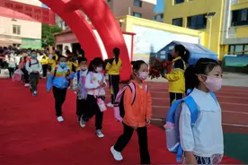 青山区中、小学5.3万余名学子迎来新学期图片