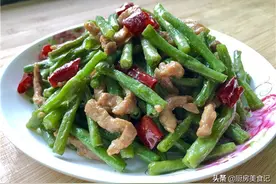 炒豆角，先放油是错的！饭店大厨：豆角翠绿不发黑，熟得快有诀窍图片