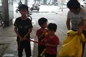 儿子患病，儿媳出走，6旬老人用绳子拴着3孙子拾破烂，生活成啥样图片