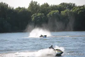 花式水上摩托镜头下精彩瞬间。水上飞梭弄浪花，拍下照片上头条图片