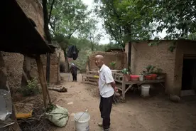 8旬夫妻20多年不同住一屋，不吃一锅饭，暗地里却互相关心图片